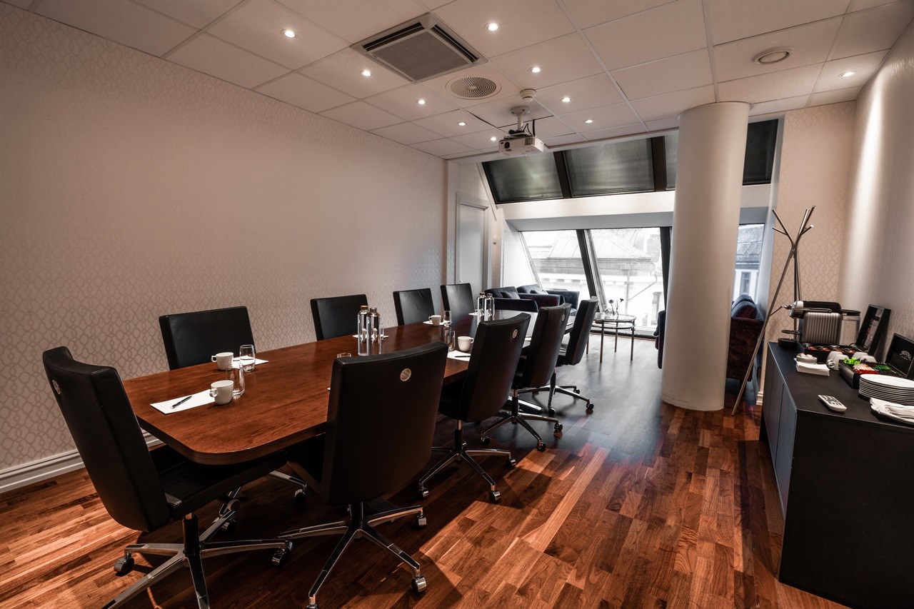 Konow is a bright and spacious meeting room