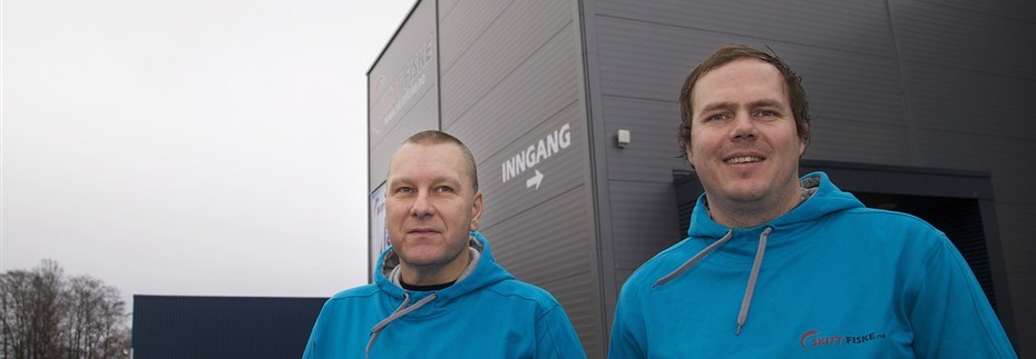 –VELKOMMEN XXL!: Anders Amundsen (t.h.) og Reidar Schancke ser frem mot at konkurrenten XXL åpner på nabotomten til deres butikk, Skitt Fiske AS. FOTO: HÅVARD SOLERØD