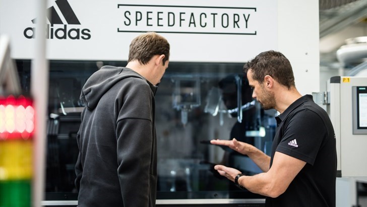 KLART FOR SPESIALTILPASSEDE SKO: London og Paris er først ut av seks storbyer når adidas nå lanserer sine spesialtilpassede løpesko fra Speedfactory-fabrikken i Tyskland. FOTO: OCHSLER
