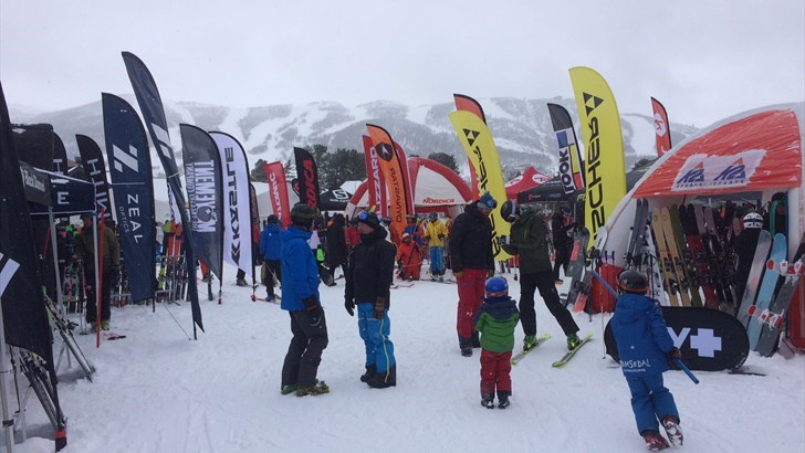 100 BESØKENDE: Mer enn 100 besøkende kom til On Snow og Geilo første dag. 21 utstillere var påmeldt.