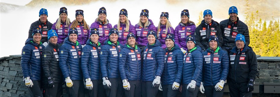 NY LEVERANDØR: Helly Hansen har blitt ny leverandør til det svenske alpinlandslaget. Her ser vi alpinistene iført Helly-klær. FOTO: HELLY HANSEN