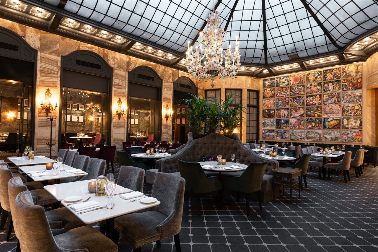 Nyt kulinariske måltider i Palmen Restaurant omgitt av kunst og interiør i verdensklasse.