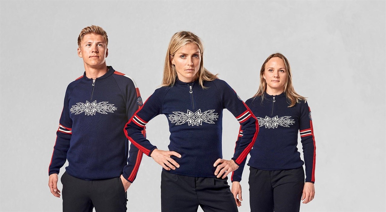 Erik Valnes, Therese Johaug og Maiken Caspersen Falla med den offisielle OL-genseren fra Dale of Norway, designet og laget i Norge for den norske OL-troppen til vinter-OL i Beijing 2022.