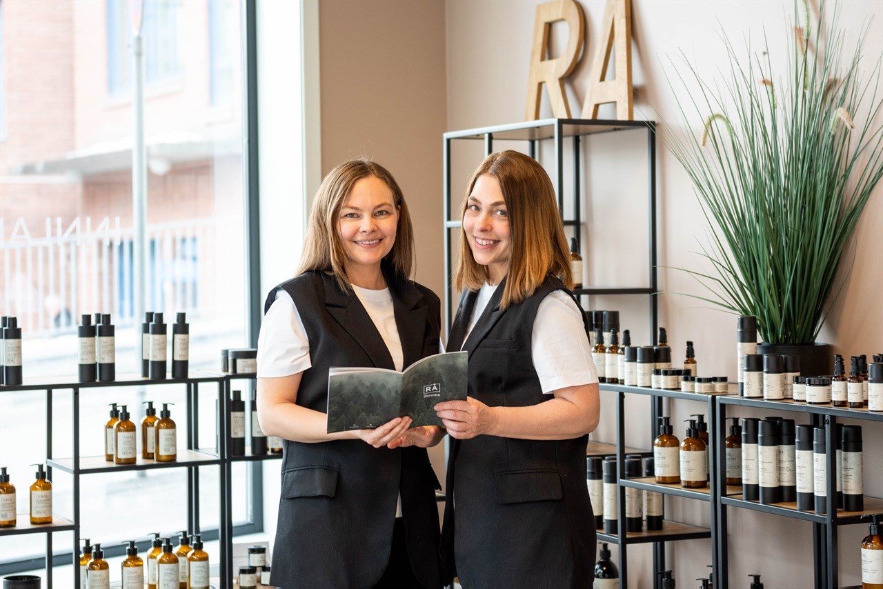 På Beauty is Business kan du møte gründerne Amanda og Torhild Næss i RÅ Skincare for en fysisk opplevelse av RÅ Skincares produktlinje og produksjonsprosess. 